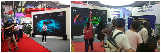 1526546927621572.jpg 1媒体在新松参展机器人前做新闻报道_副本.jpg