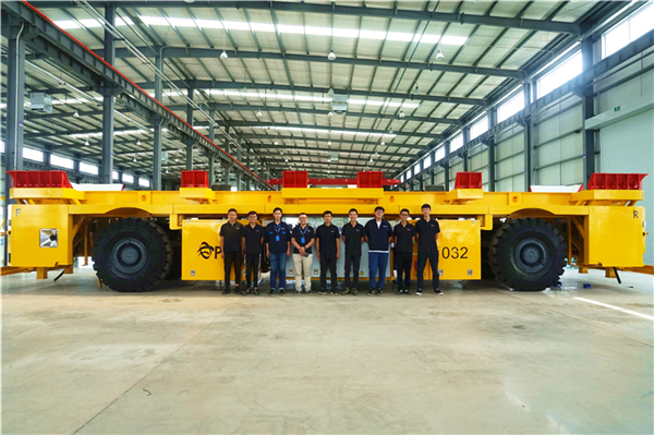 1560479194705586.jpg 项目团队与新松港口移动机器人合影.jpg