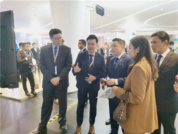 1573701122231978.jpg 马来西亚国际贸易及工业部长拿督达勒雷京亲临新松展位.jpg