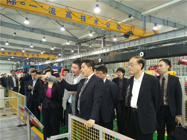 1573701321599370.jpg 新加坡国会议长陈川仁一行莅临新松公司考察.jpg