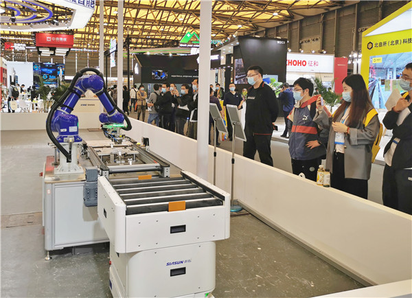 1635322129346208.jpg 观众围观新松展品.jpg