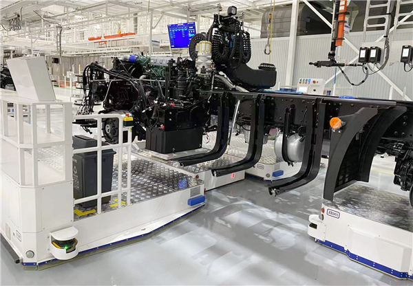 1639635935140288.jpg 随行移动机器人与装配机器人同步移动.jpg