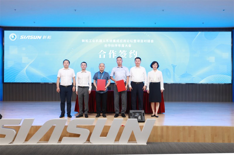 8.丛枫总监与安徽研标汽车工程技术有限公司总经理周凯华签约(2)_副本.jpg
