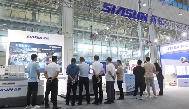 新松出席2024全球工业互联网大会，“机器人+AI”引领工业智能新纪元