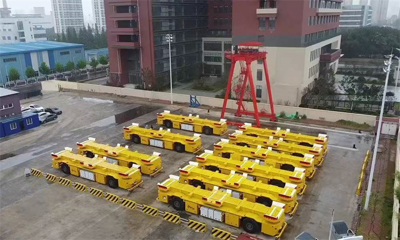 指尖新闻——【走进“国际沈”】连创里程碑！新松港口移动机器人海外累计交付超100台，全球首台空集装箱堆码机器人正式发布