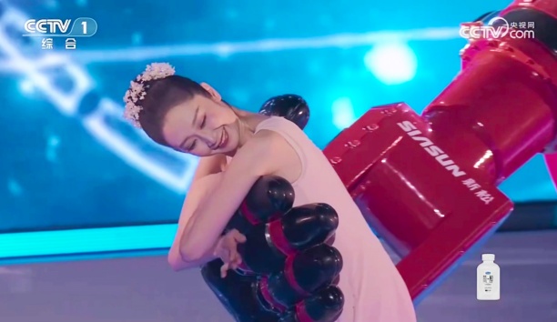 再破圈！央视端午晚会新松大负载机器人“执手”专业舞者柔美共舞，人机“无间”交互演绎未来美学