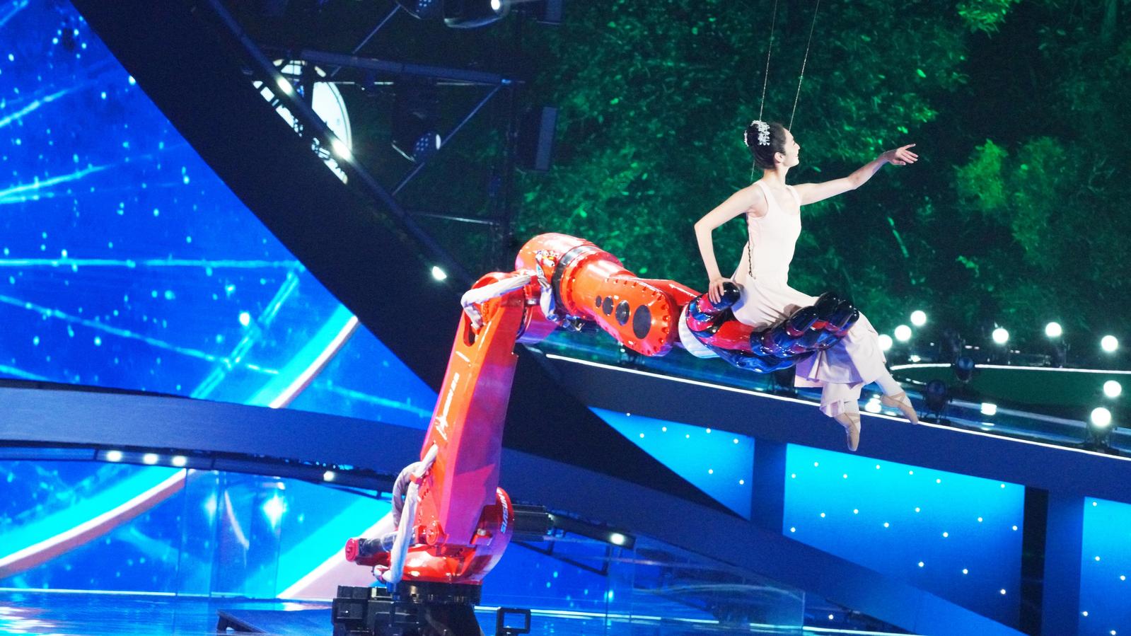 沈阳发布——新松机器人端午再“破圈”，人机共舞诠释“奋楫家国”的科技力量